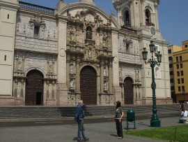 Templom Lima főterén a Bodor házaspárral